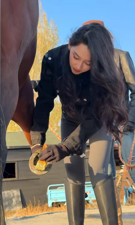 粪修马蹄接地气穿紧身裤三角区显尴尬pg模拟器森林北分享养马日常!铲马(图2) 粪修马蹄接地气穿紧身裤三角区显尴尬pg模拟器森林北分享养马日常!铲马(图2)