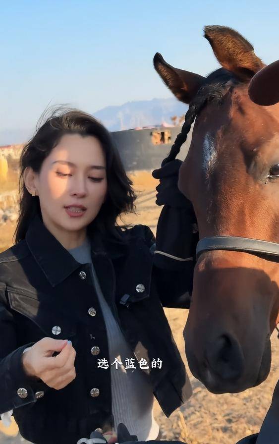 粪修马蹄接地气穿紧身裤三角区显尴尬pg模拟器森林北分享养马日常!铲马(图3) 粪修马蹄接地气穿紧身裤三角区显尴尬pg模拟器森林北分享养马日常!铲马(图3)