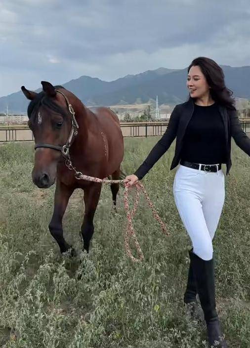 粪修马蹄接地气穿紧身裤三角区显尴尬pg模拟器森林北分享养马日常!铲马(图5) 粪修马蹄接地气穿紧身裤三角区显尴尬pg模拟器森林北分享养马日常!铲马(图5)