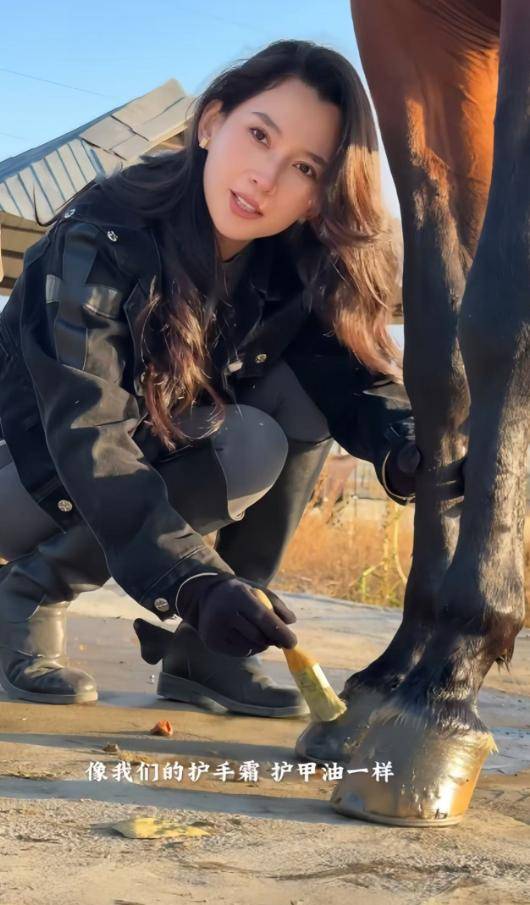 粪修马蹄接地气穿紧身裤三角区显尴尬pg模拟器森林北分享养马日常!铲马(图9) 粪修马蹄接地气穿紧身裤三角区显尴尬pg模拟器森林北分享养马日常!铲马(图9)